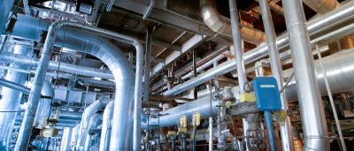 Leidingwerk en kleppen in een industriële installatie